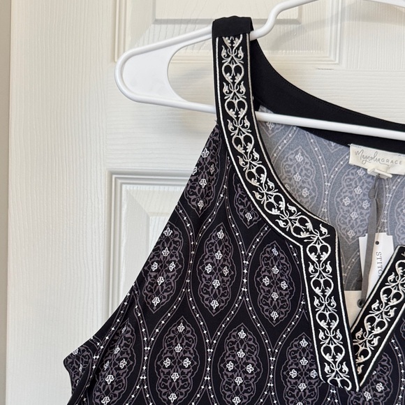 Elegant Black and White Patterned Midi Dress - Picture 4 of 10